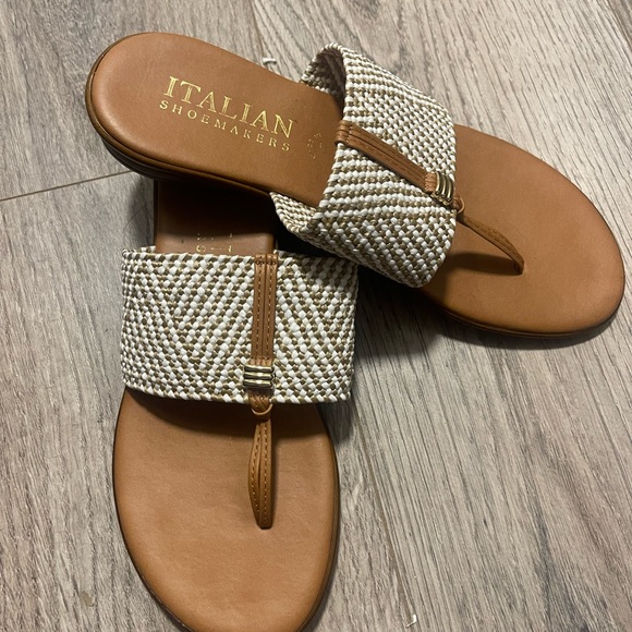 Italian Shoemakers Women's Cream and Tan Sandals - Picture 1 of 4